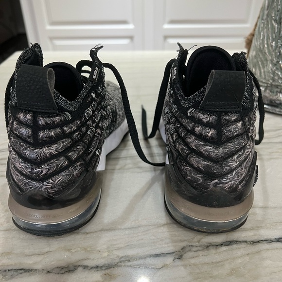 Boys 5.5 Nike zoom basketball shoes - Picture 5 of 7